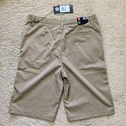 NEW Under Armour UA boys youth size 20 loose HeatGear showdown shorts in  Barley or Halo Gray color for Sale in San Mateo, CA - OfferUp