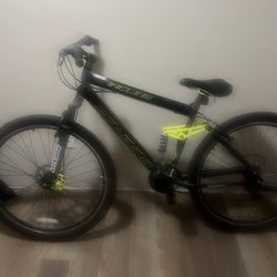 Mountain bike black and yellow