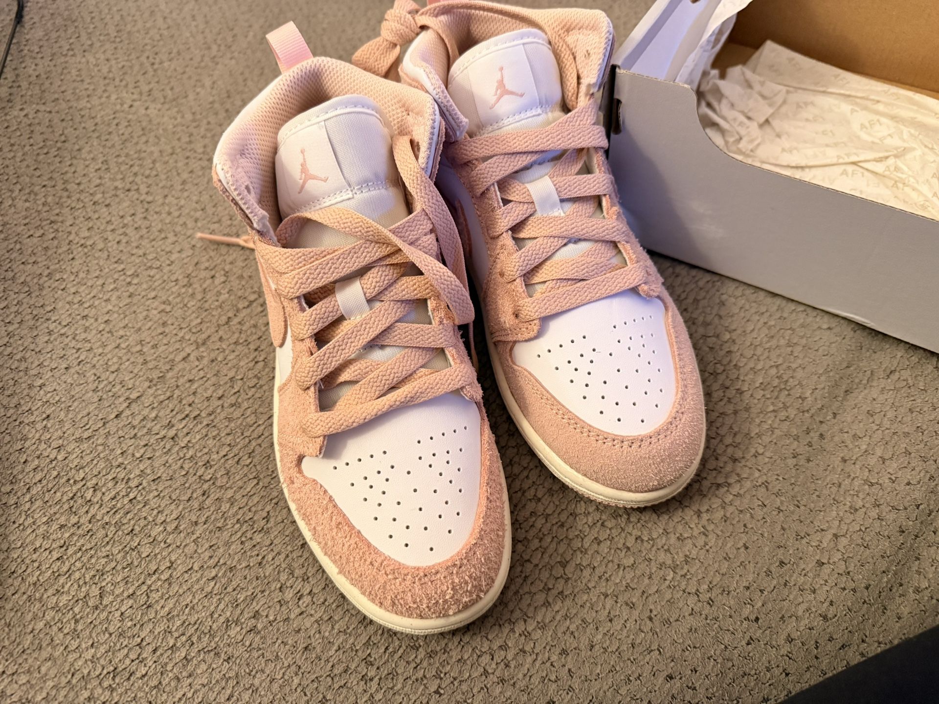 🔥 New Air Jordan 1 Mid (Youth 1Y) – Pink Suede & White – With Box