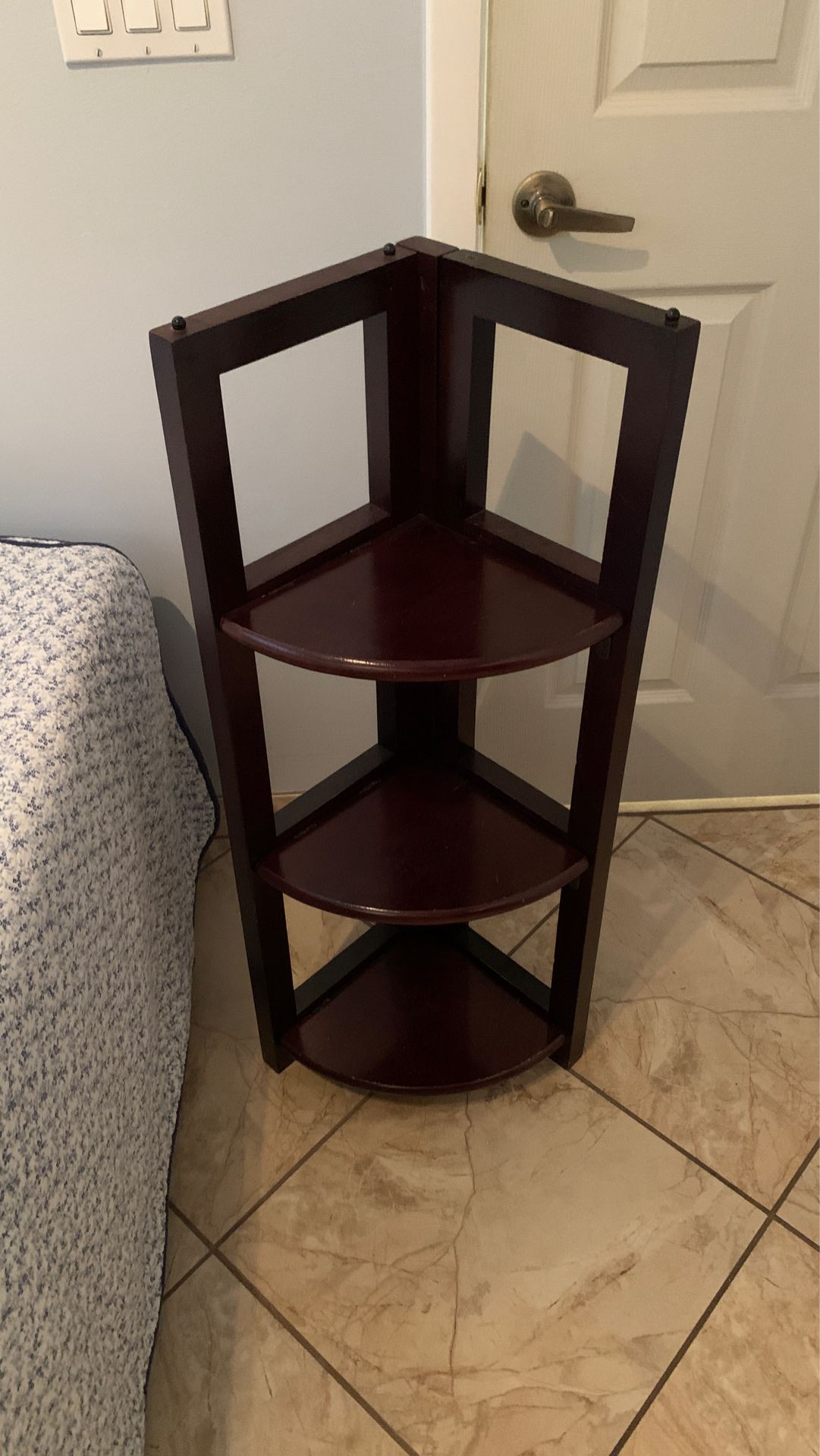 Corner shelf