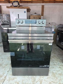 Black stainless steel LG electric stove in excellent condition