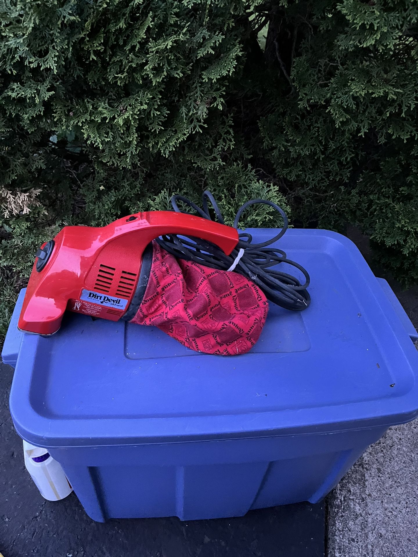 Small Vacuum Dirt Devil