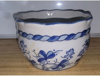 ☆☆☆Blue & White Floral Ceramic Bowl, Round Scalloped Rim, Glossy Finish
