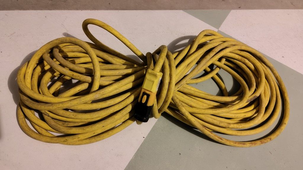100ft extension cord 12/3 good for 15 Amps