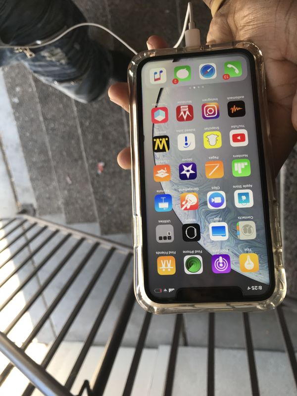 IPHONE 10xR white two weeks old no cracks screen