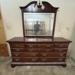 Dresser With mirror $150 Like New Condition 