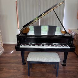 Baby grand piano 