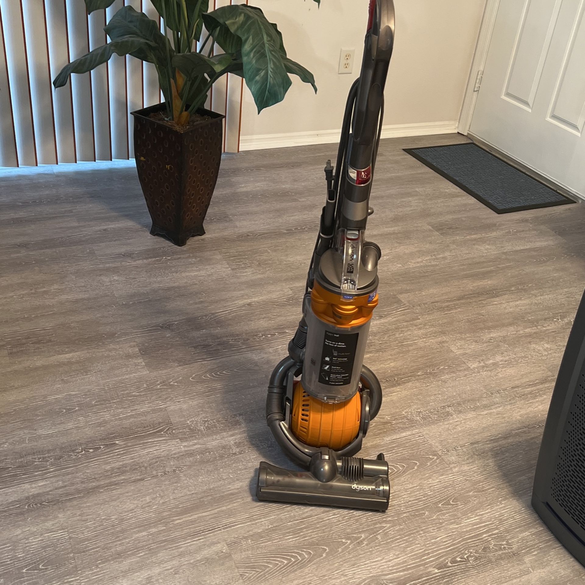 DYSON VACUUM 