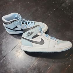 Jordan 1 Mid SE Ice Blue. Size Men's 8/women's 9.5