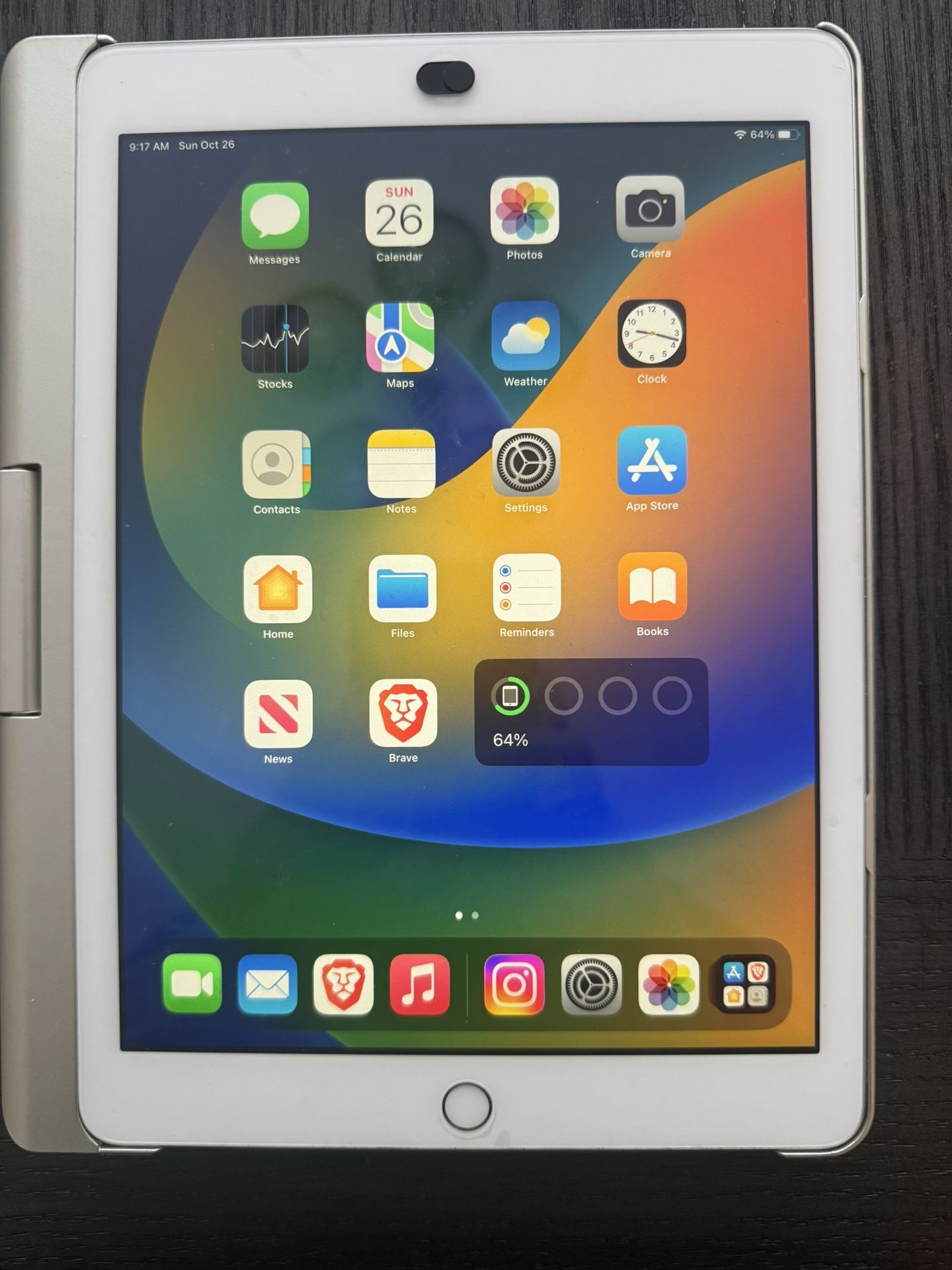 Apple IPad 5th Gen 32GB Silver w/ Bluetooth Keyboard Case Bundle - Pre Owned