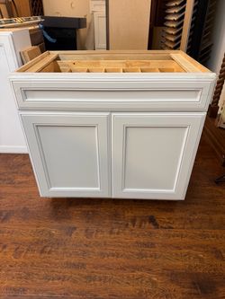 NEW KRAFTMAID BASE CABINET WITH PLYWOOD CONSTRUCTION 36 INCHES WIDE BY 24 INCHES DEEP INCLUDES CUTLERY DIVIDER ON TOP DRAWER AND TWO ROLLOUT TRAYS ON 