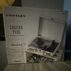 White Crosley Cruiser Plus Turntable