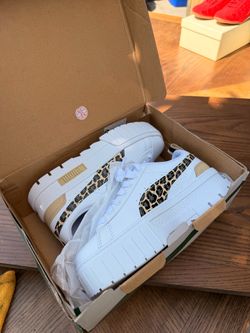 Ladies puma sneakers 6.5