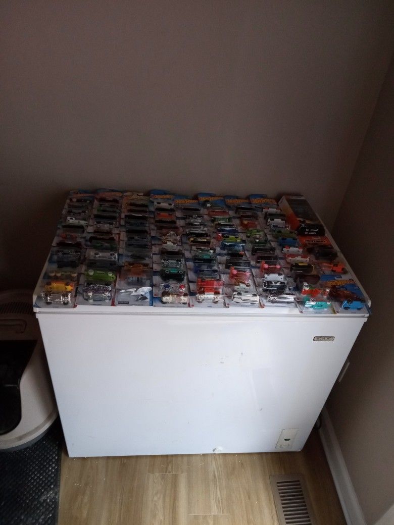 HOT WHEELS AND MATCH BOX CARS. ( 96 ) AND 2 MATCH BOX CARS AND A 4 PACK OF TOP GUN