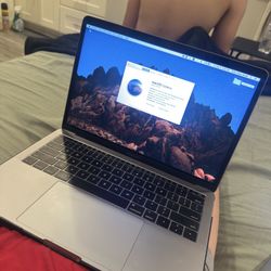Macbook Pro 2017 (Great Condition)