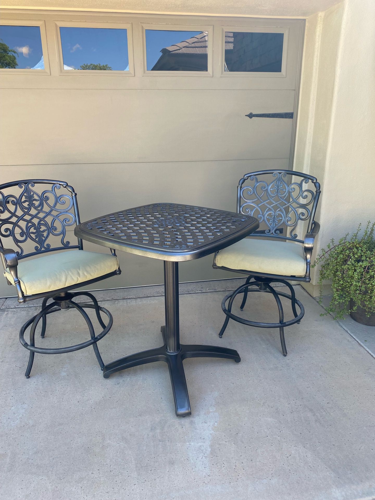 Bistro Set (all Metal & swiveling Chairs)