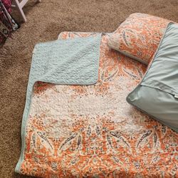 Queen Sz Comforter with 2 Standard Pillow Cases 