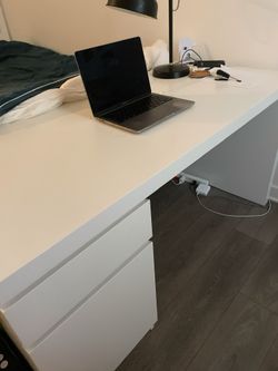 White Ikea Desk (ALMOST  NEW)