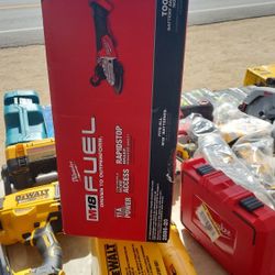 Milwaukee
$329.00
M18 FUEL 18V Lithium-lon
Brushless Cordless 5 in.
Flathead Braking Grinder
with Paddle Switch No-Lock
(Tool-Only)