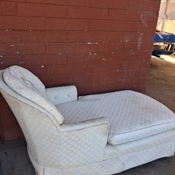 SMALL WHITE SOFA / COUCH NICE IN BOX ME FOR PICK-UP