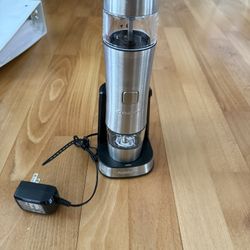 Electric Salt And Pepper Shaker 