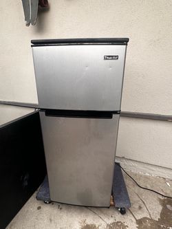 Magic Chef mini fridge 4.5 cu with freezer