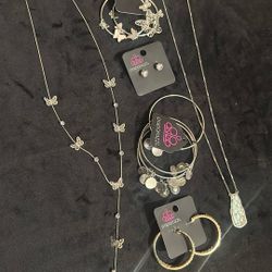 Assorted jewelry 