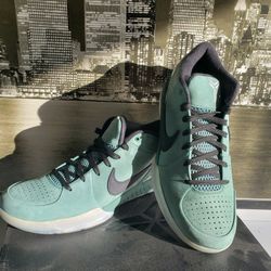 Kobe 4 PROTRO...https://offerup.com/redirect/?o=R0lSTC5EQUQ=