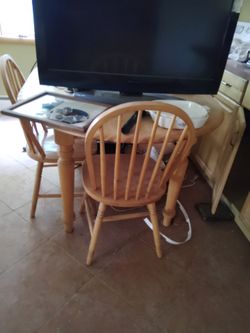 Vintage Blonde Oak Wood Kitchen Table & 2 Chairs.. Sayville NY 11782
