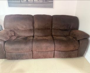 Couch In Good Condition Reclinable - Sofa En Buena Condicion