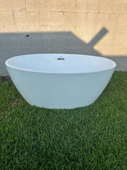 Like New Freestanding Bathtub – Modern White Soaking Tub
