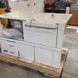 Aquassure Accessible Bathtub