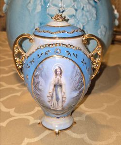 Ardleigh Elliot Visions of Mary Heirloom Porcelain Music Box Ave Maria.