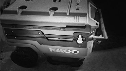 Gray Igloo Trailmate Cooler