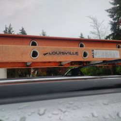 28' LOUISVILLE FIBERGLASS LADDER 