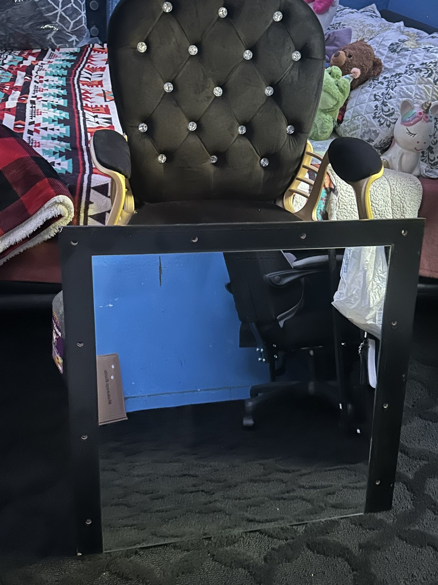 Makeup Vanity Mirror With Light Bulbs In Box. 