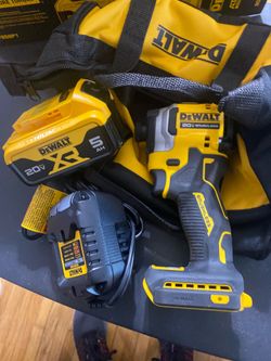 Dewalt 20v Atomic 1/4 inch hex impact drill kit w 5.0 battery , charger and bag