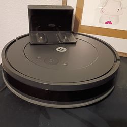 Robot Roomba Vacuum.