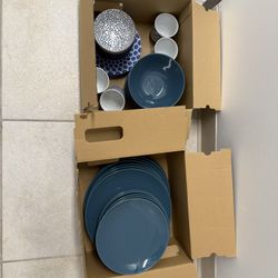 Amazon Basics 40 Pieces Dinnerware Sets, Plates and Bowls, Service for 6, Deep Teal