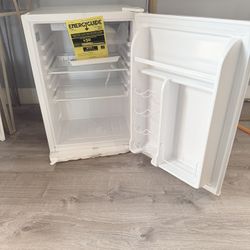 Small refrigerator new 2.6 f