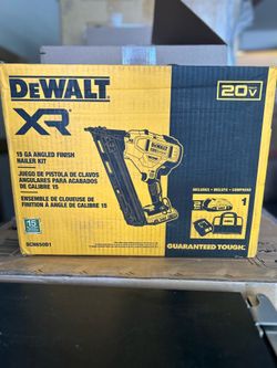 Dewalt 20V MAX XR Lithium-Ion Cordless 2-1/2 in. 15-Gauge Finish Nailer Kit with 2.0Ah Battery, Charger and Contractor Bag