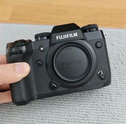 Fujifilm xh1 bundle with 56mm f1.2 prime lens and with 3 batteries and original charger