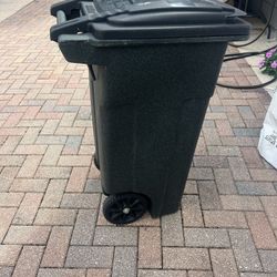 TRASH CAN FLIP TOP 32 Gallons HEAVY DUTY GREEN COLOR