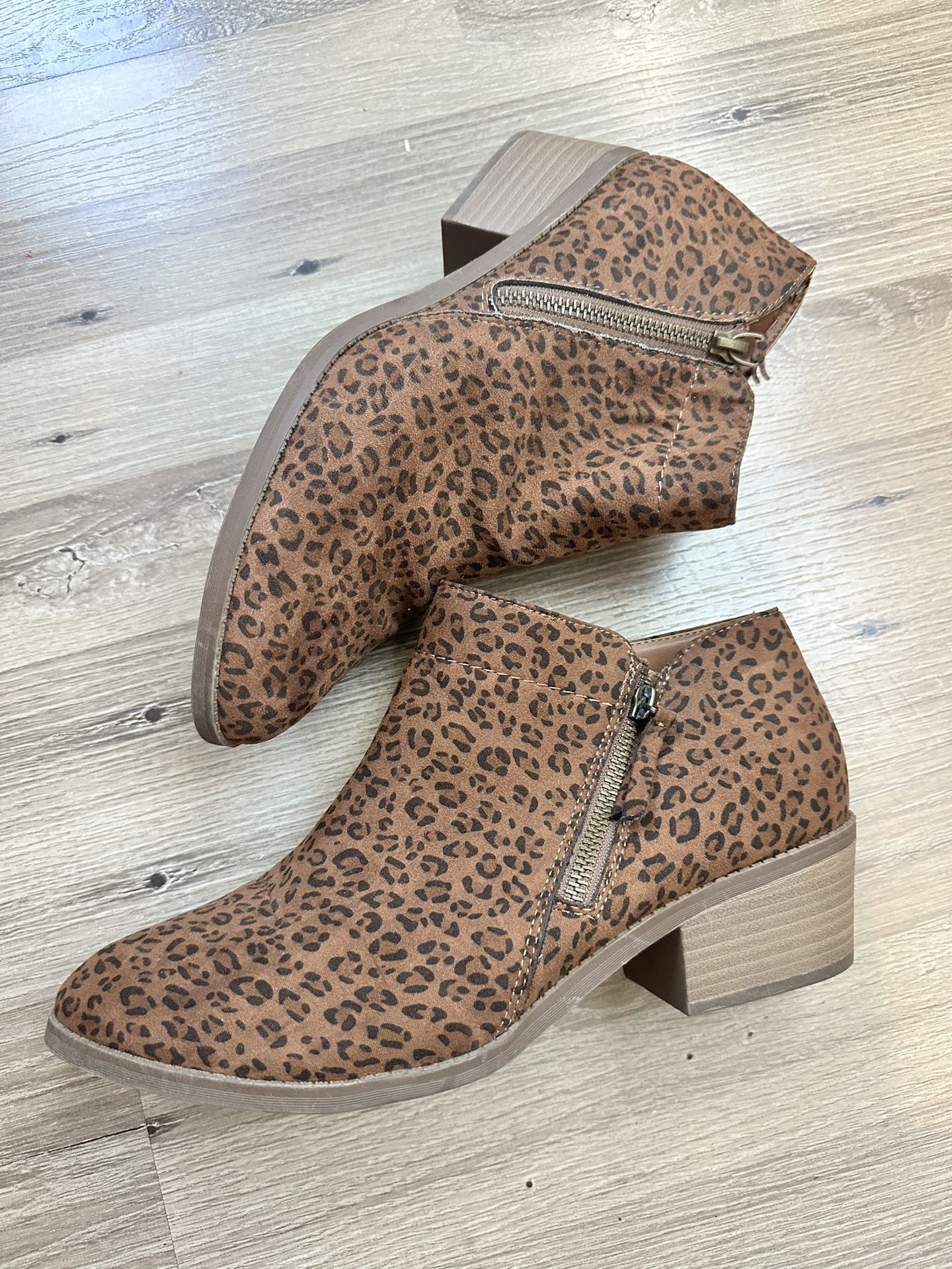 Leopard Women’s Zip Up Boots! (Size 10)