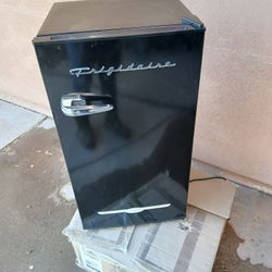 Frigidaire Retro Mini Fridge 3.2 Cu. ft.