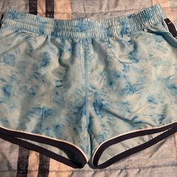 Under Armour large shorts in excellent condition