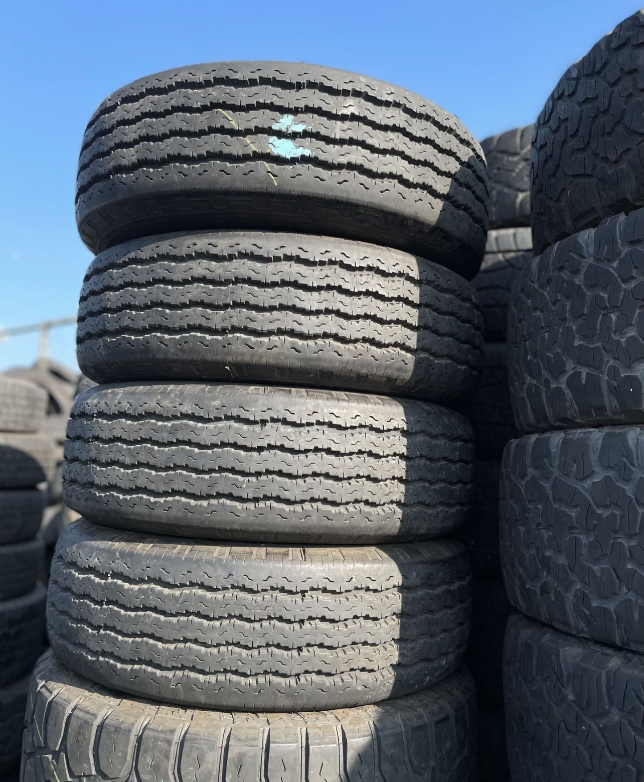 235/85/16 vendo un set de llantas usadas excelente condiciones de vida las 4 ✅🤩I am selling a set of used tires, all 4 in excellent living conditions