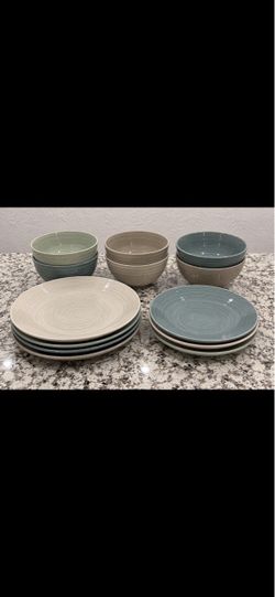 Sango 13 Piece Dinnerware Set – Plates & Bowls