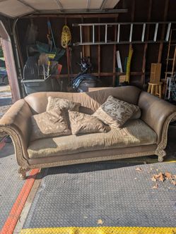 Very nice couch for sale