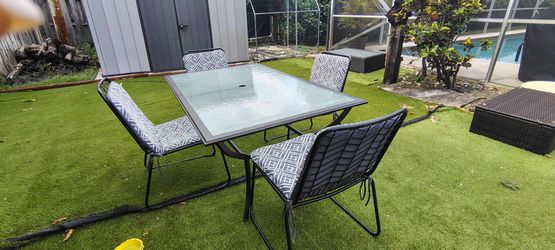 Patio Table with 4-chairs and cushions